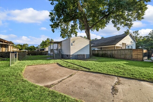 Building Photo - 11910 Hazy Hill Dr