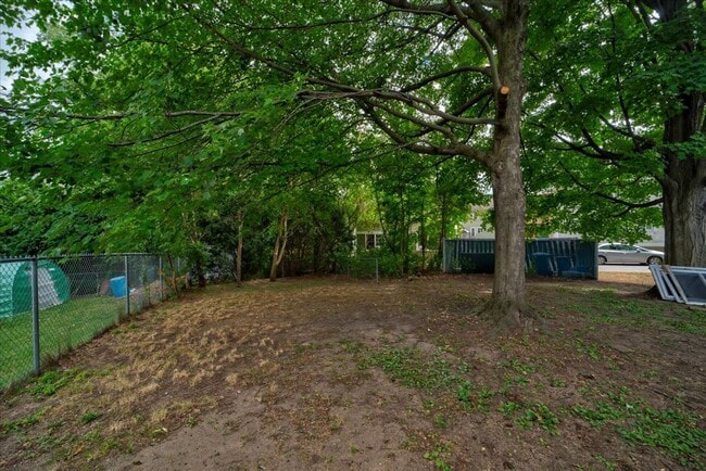 Building Photo - Spacious 3-Bedroom + Office | Updated Kitc...