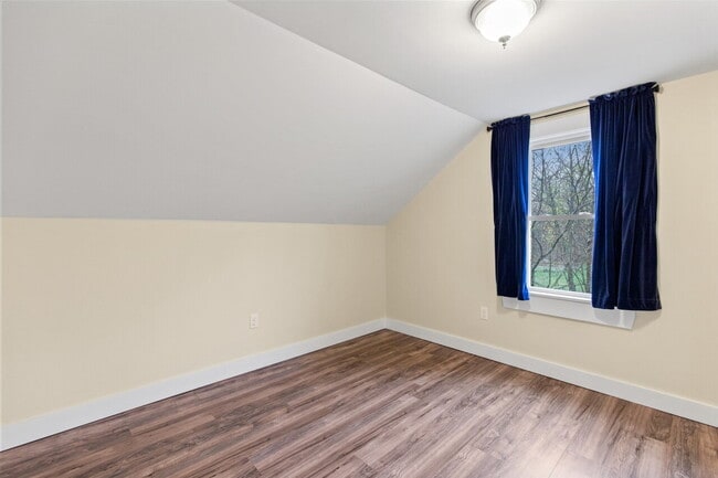 Building Photo - Spacious 3-Bed/1.5-Bath Home with Classic ...