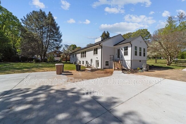 Building Photo - 3807 W Friendly Ave