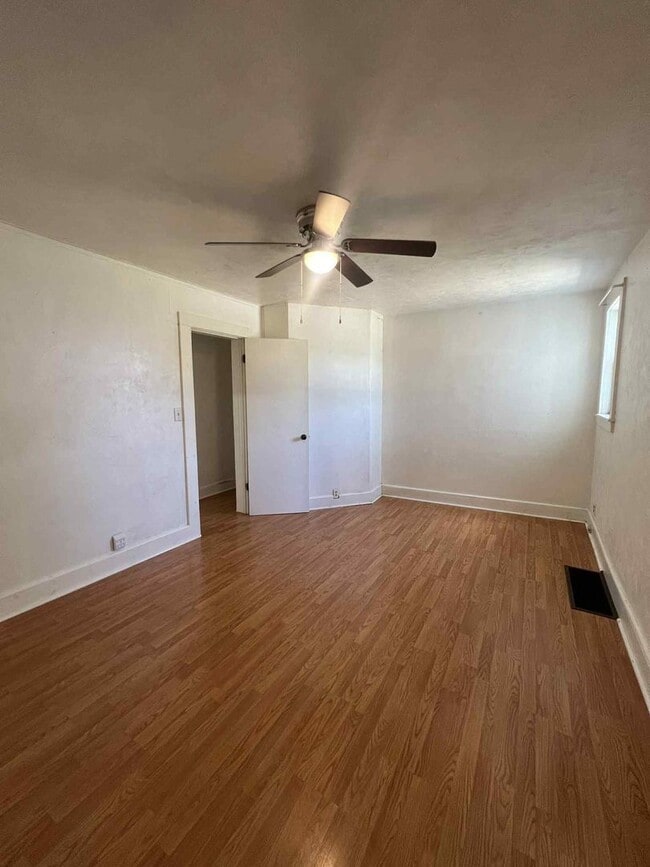 Building Photo - Charming 3 bedroom / 2 bathroom home with ...