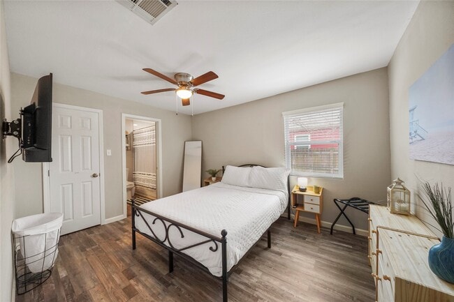 Building Photo - 2111 8th Ave N