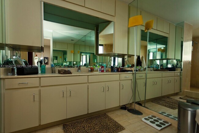 Building Photo - 1000 Venetian Way