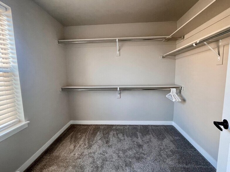 Building Photo - 371 W Knights Ln