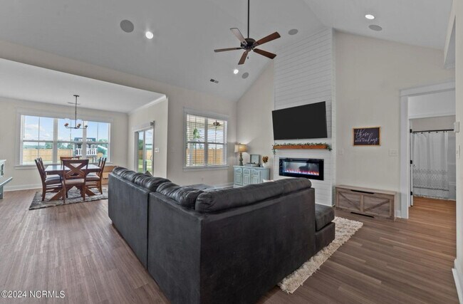 Building Photo - 515 Workhorse Ln