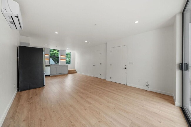 Building Photo - 2664 L St