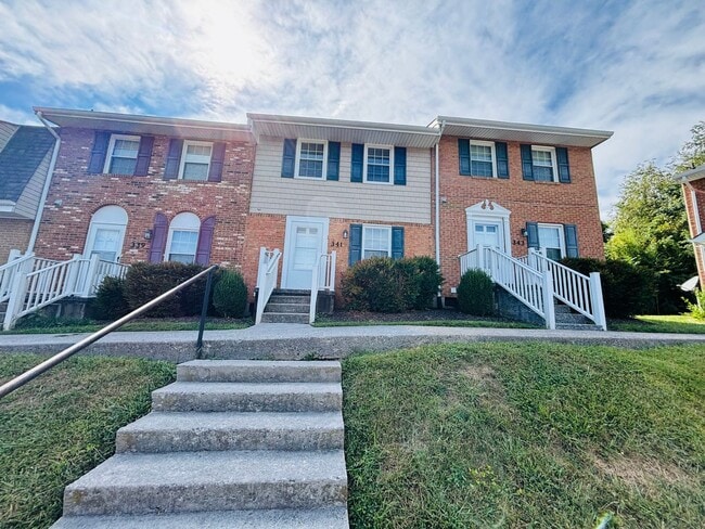 Building Photo - 2 Bedroom, 1.5 Bath Townhouse