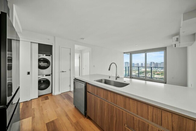 Building Photo - 1500 Rycroft St