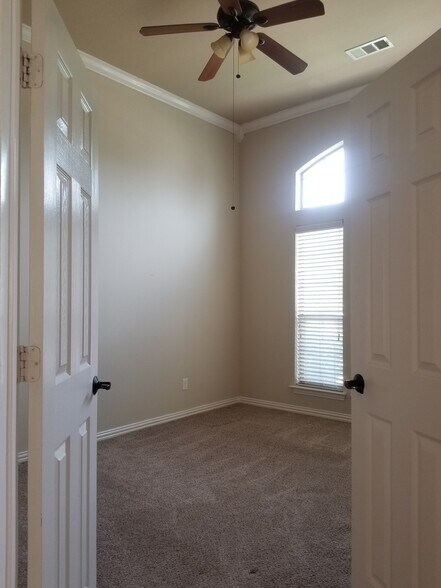 Building Photo - 552 Palomino Way