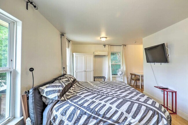 Building Photo - 3600 Govalle Ave