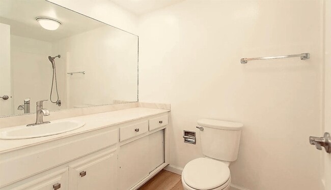 Building Photo - Modern Comfort with Stunning Views in La C...