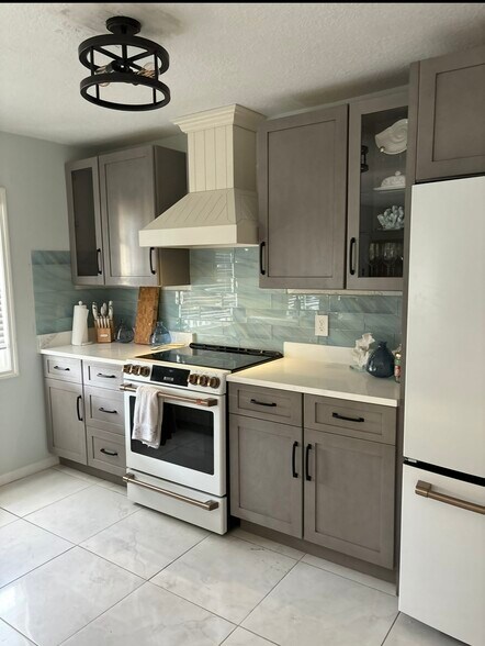 Building Photo - 5215 Coquina Key Dr SE