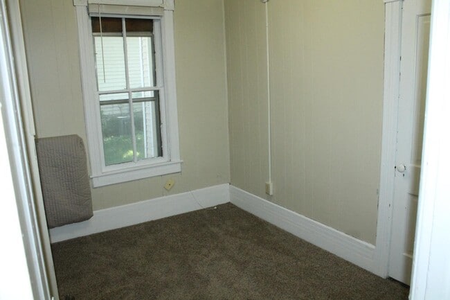 Building Photo - 119 Elm St