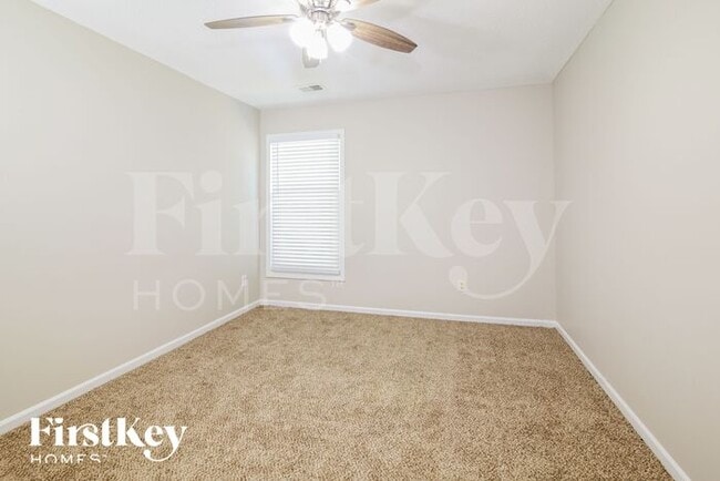 Building Photo - 15211 Maple St
