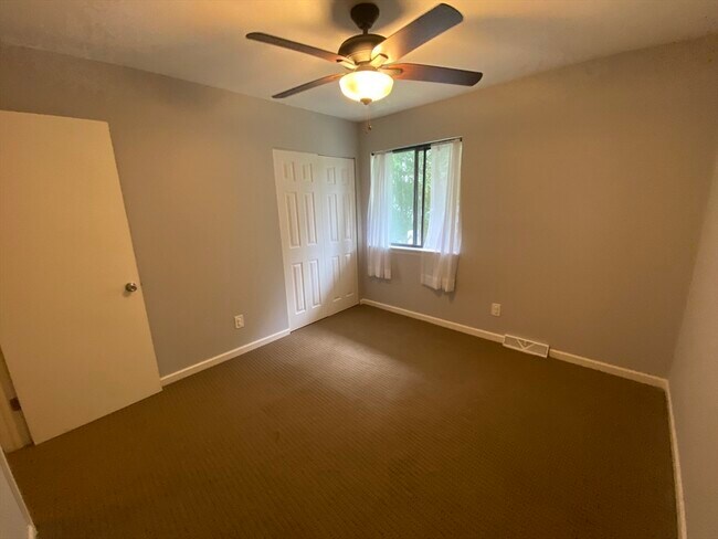Building Photo - 555 Russell Rd