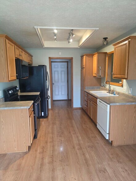 Kitchen - 4798 W Kingsbury St