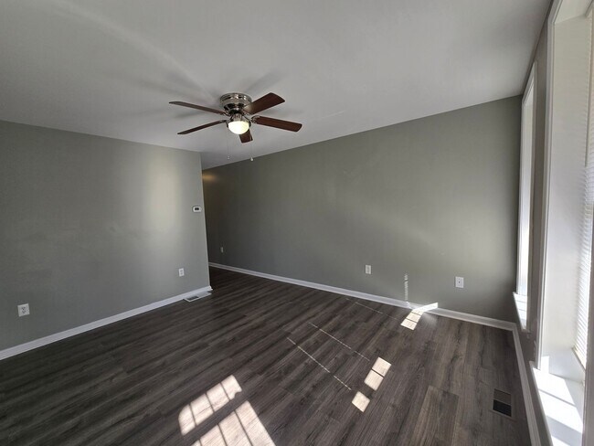 Building Photo - Updated 3 Bedrooms, 1.5 Bathrooms on a Dou...