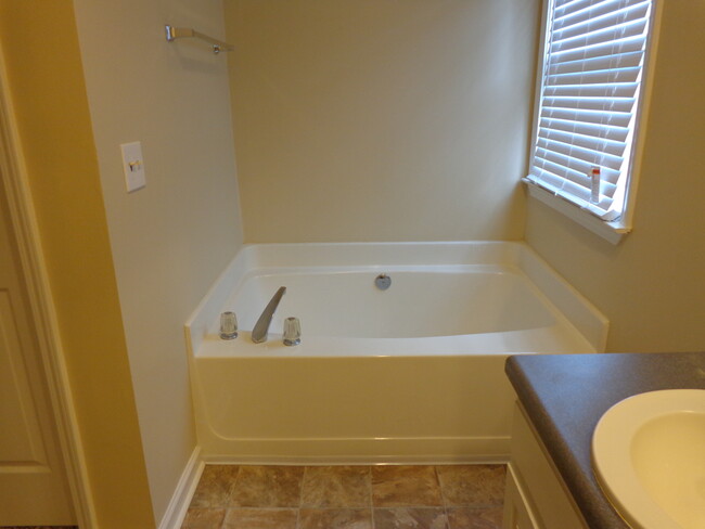Building Photo - 780 Holcombe Woods Ct