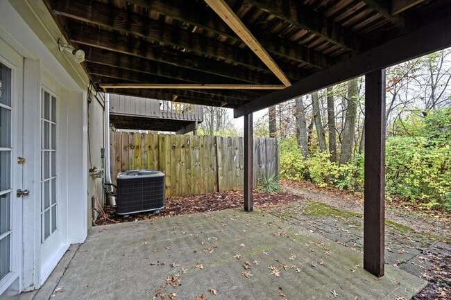 Building Photo - 920 Woodlyn Dr N