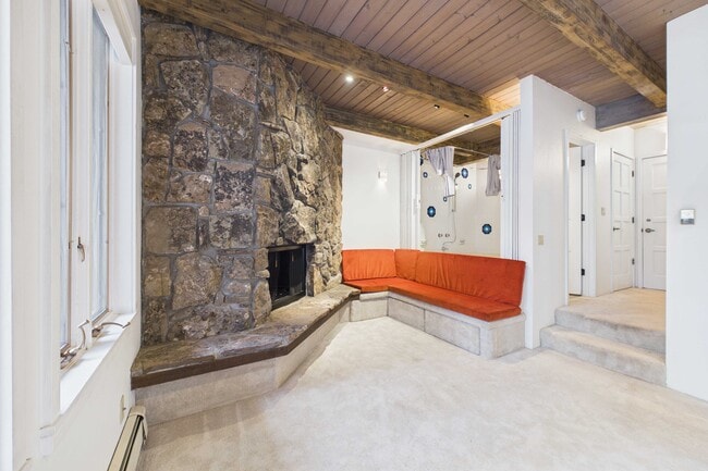 Building Photo - 651 S Monarch St