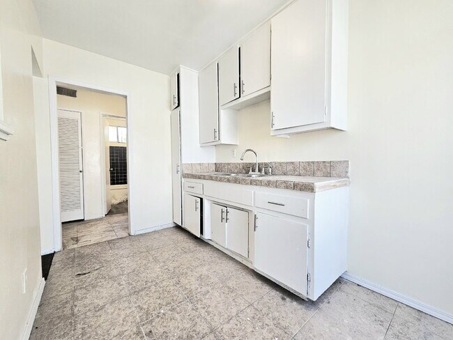 Building Photo - 231 1/2 East 89th Street