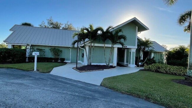 Building Photo - 1325 SE Rivergreen Cir