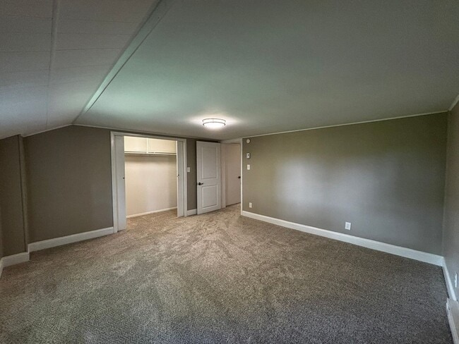 Building Photo - Newly remodeled 3+ bedroom