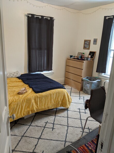 Building Photo - 1927 E Newberry Blvd