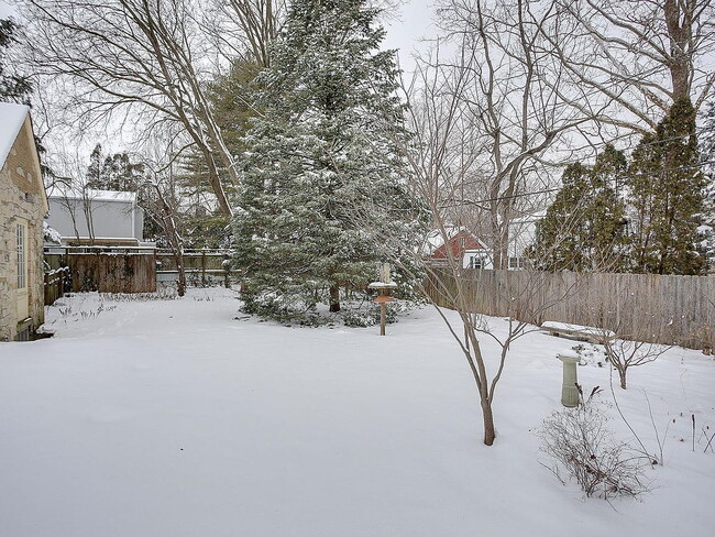 Building Photo - "Charming 3-Bed Home with Granite Elegance...