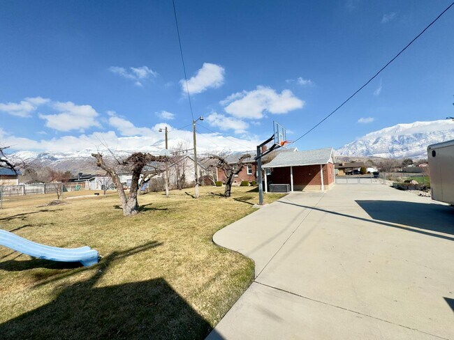 Building Photo - 1657 N 400 W