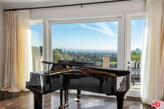 Building Photo - 980 Stradella Rd