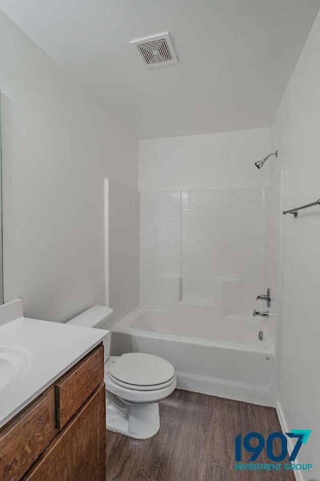 Building Photo - Contemporary 3-Bedroom Home in Yukon – Modern Finishes & Open Layout! - NO PETS