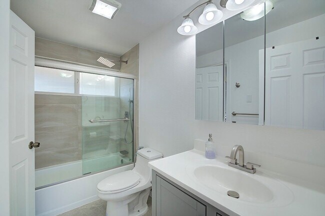 Building Photo - 3bd/1.5ba Bellevue Home
