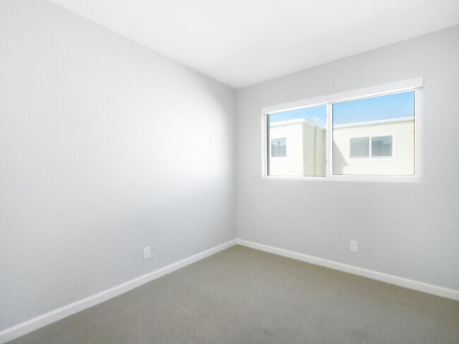 Building Photo - 405 2nd St