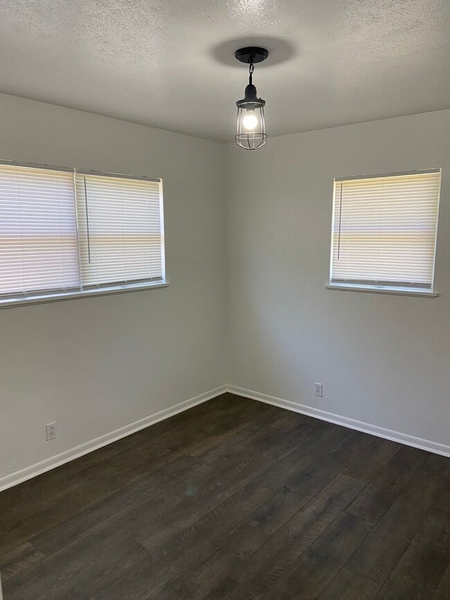 Building Photo - 3/1 house with garage, fenced backyard, walk to TSU