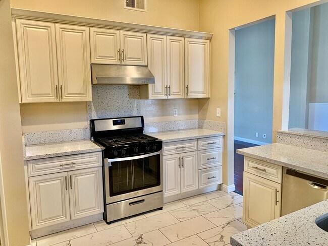 Building Photo - Charming Single Story Home