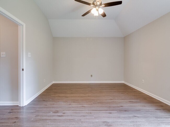 Building Photo - Fully Renovated 3BD/2BA!
