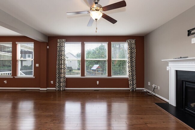 Building Photo - Gorgeous LARGE Family Home!