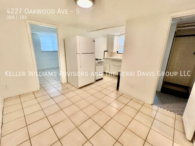 Building Photo - 4227 Oakwood Ave - 5