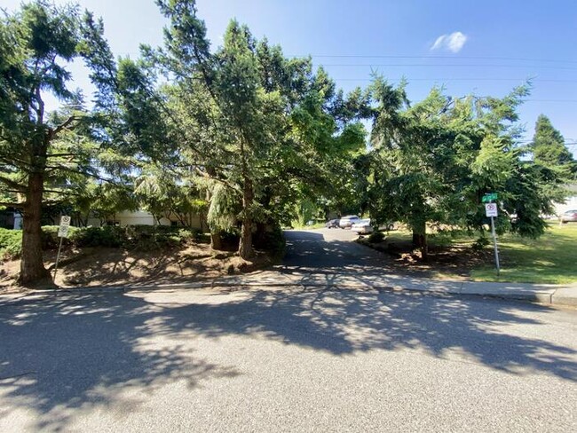 Building Photo - Large Clean Open Hillsdale apartment, Big ...