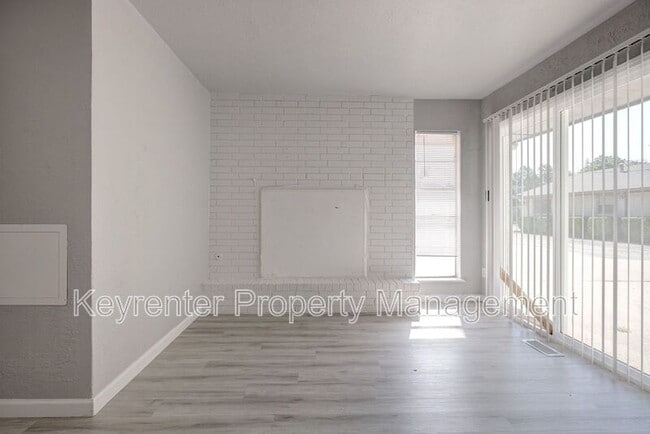 Building Photo - 1309 Crown Point Ave