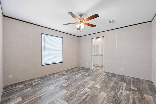 Building Photo - 305 W Buell Dr