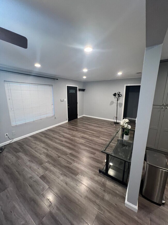 Building Photo - 212 N Aladdin Dr