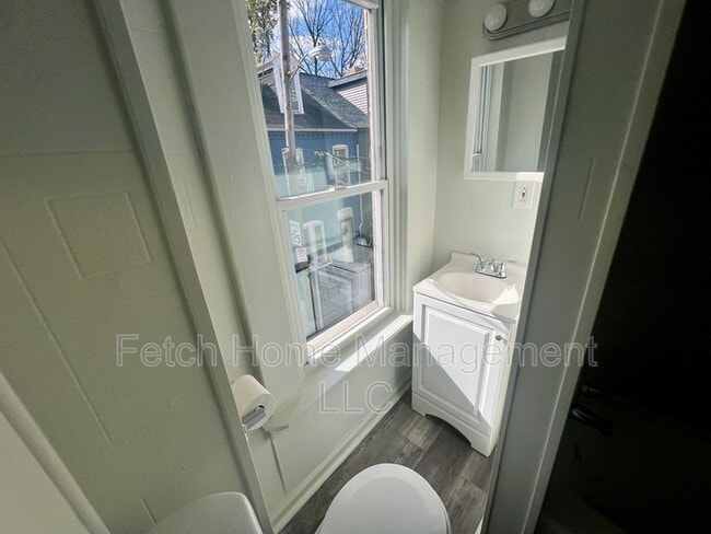 Building Photo - 615 Lake St