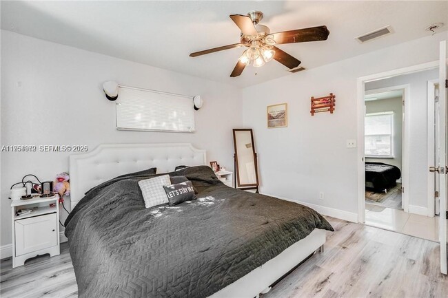 Building Photo - 4542 SW 25th Ave