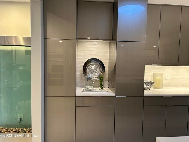 Building Photo - 937 Espinado Ave