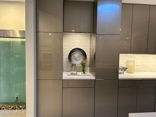 Building Photo - 937 Espinado Ave