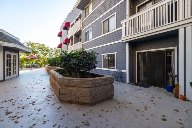 Building Photo - 1BD 1BA Condo with Parking Garage - Locate...