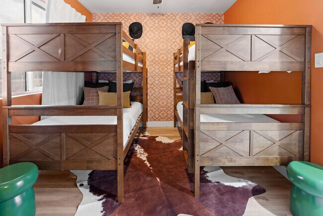 Building Photo - 4530 W Paradise Dr