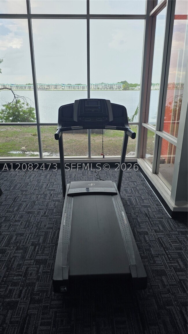 Building Photo - 1301 NE Miami Gardens Dr